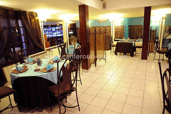 Cameroun, restaurant, Douala - Bonapriso, L