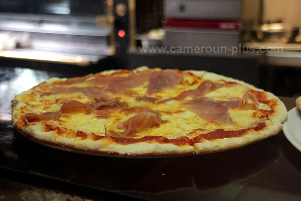 Cameroun, restaurant, Douala - Bonapriso, A LA BROCHE