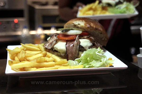 Cameroun, restaurant, Douala - Bonapriso, A LA BROCHE