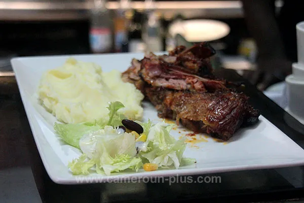 Cameroun, restaurant, Douala - Bonapriso, A LA BROCHE