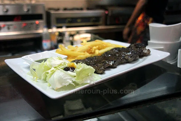 Cameroun, restaurant, Douala - Bonapriso, A LA BROCHE